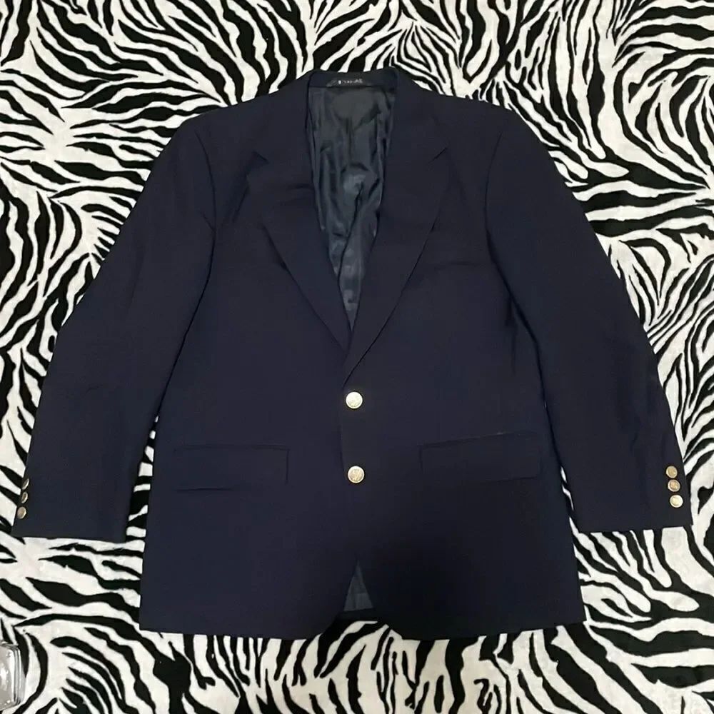 Burberrys luxurious Vintage men’s navy blue 100% wool suit blazer gold buttons
